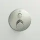 Einzelthermostat mit zwei Reglern und runder Rosette in Silber, montiert an einer hellen Wand. Ideal Standard-Logo oben auf dem Gerät sichtbar.